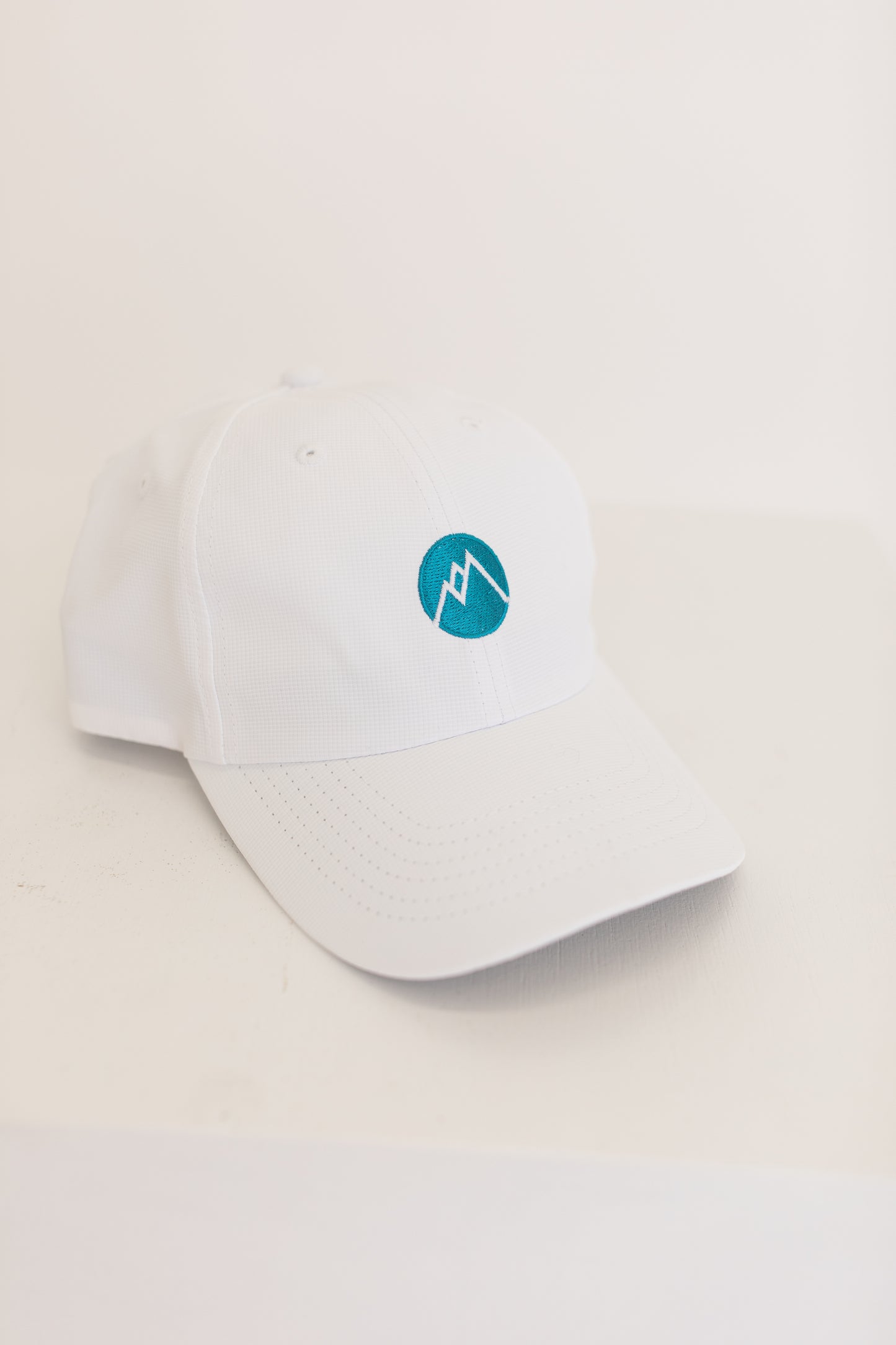 BRAVETELLER HAT - White