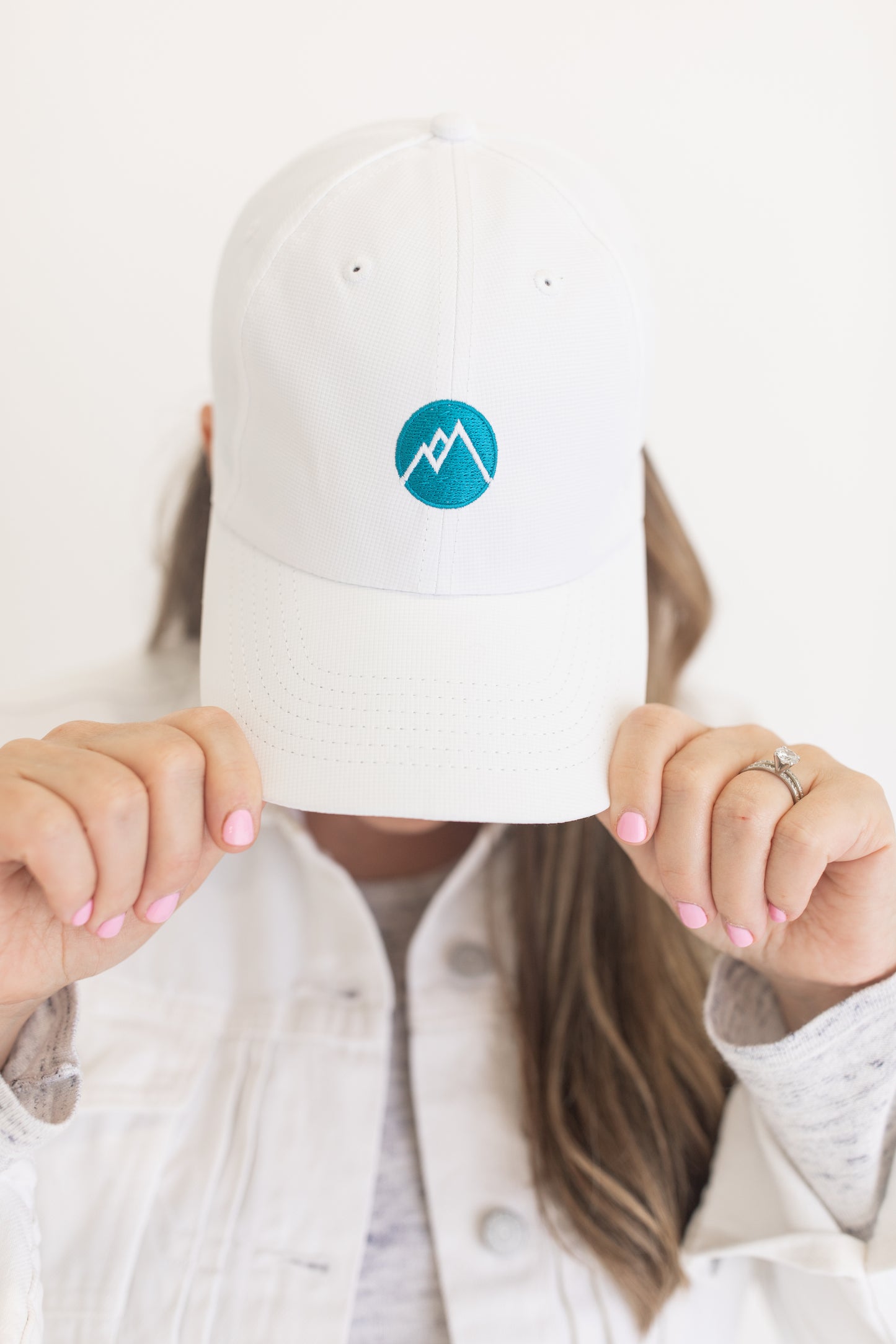 BRAVETELLER HAT - White